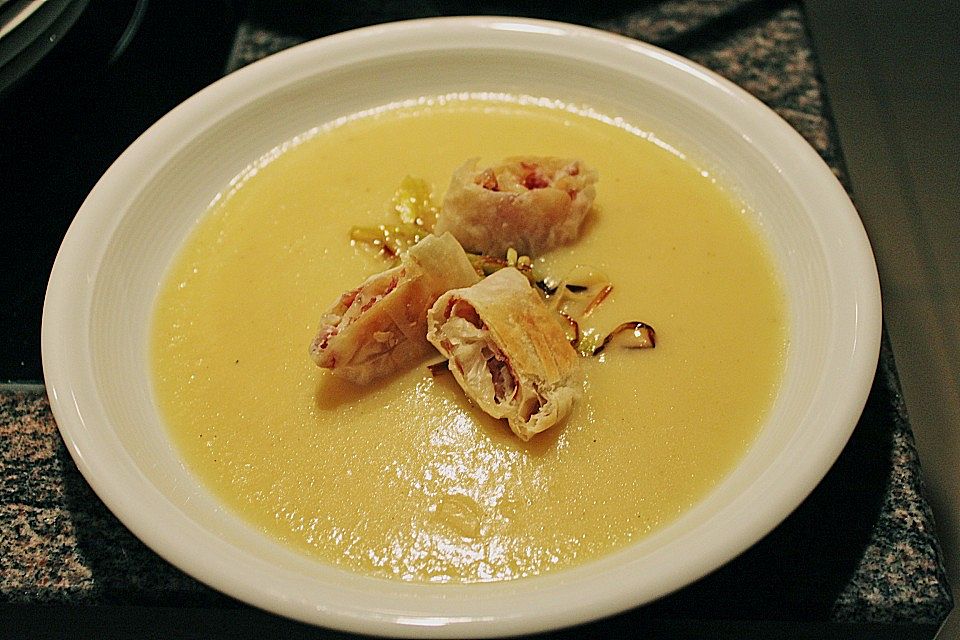 Topinambursuppe mit Trüffel und Quitten - Knusperröllchen