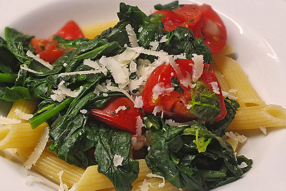 Pasta mit Spinat und Cherrytomaten