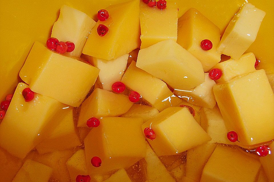 Eingelegter Gouda mit rosa Pfefferbeeren