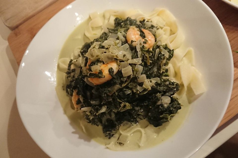 Pasta, Spinat, Lachs und Garnelen in einer leckeren Wermut - Sahne - Sauce