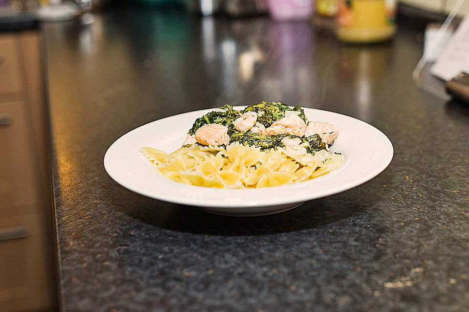 Pasta, Spinat, Lachs und Garnelen in einer leckeren Wermut - Sahne - Sauce