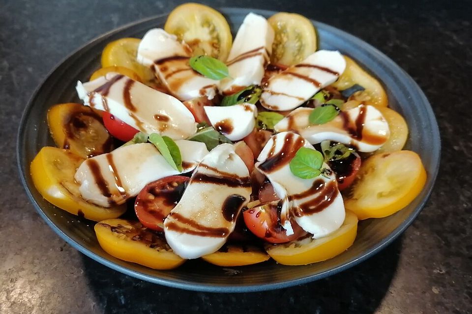 Tomaten - Mozzarella Salat mit Balsamico Dressing