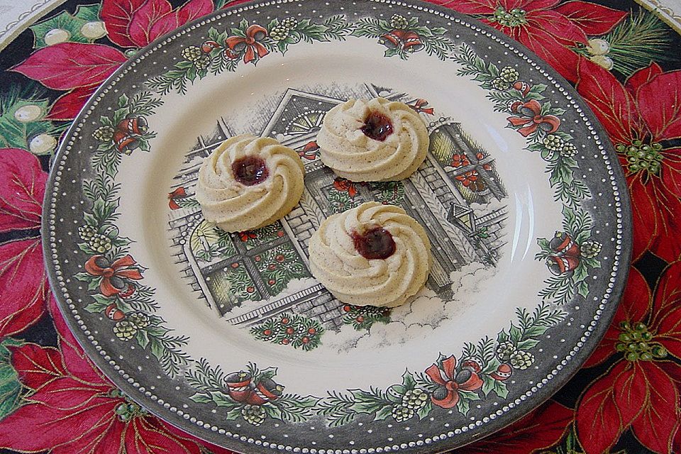 Plätzchen mit Zimt und Rotweingelee