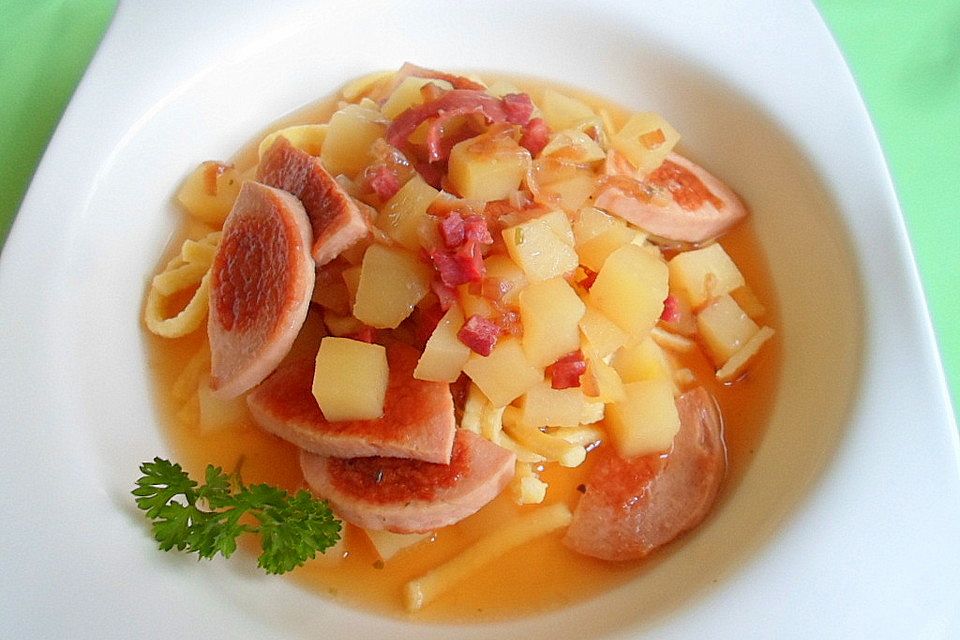 Suppe mit Bandnudeln und Fleischwurst