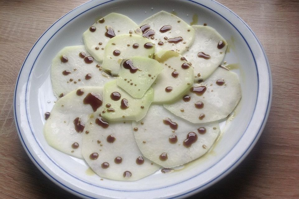 Kohlrabi - Carpaccio mit Kürbiskernöl