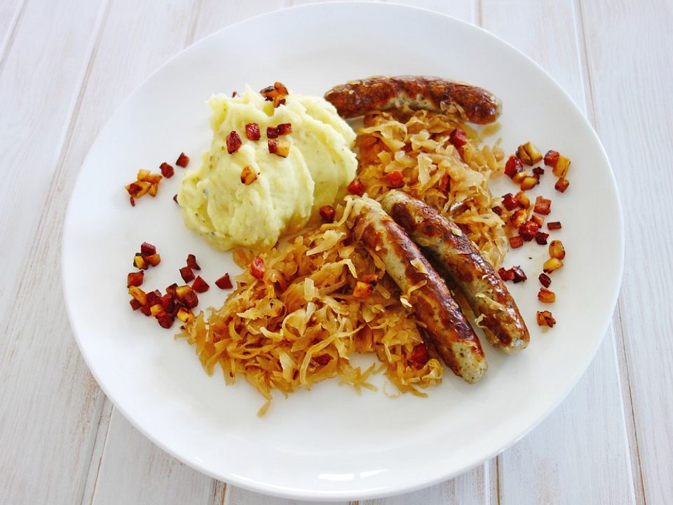 Sauerkraut, Bratwürstchen und Kartoffelbrei von plumbum | Chefkoch