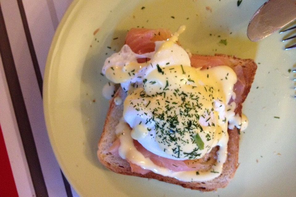 Eggs Benedict mit Lachs und Mangold