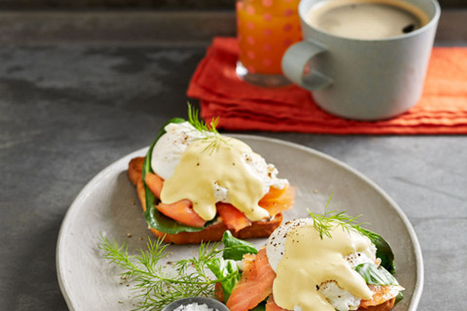 Eggs Benedict mit Lachs und Mangold