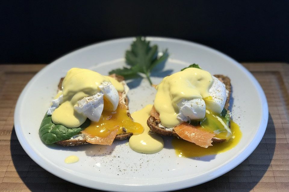 Eggs Benedict mit Lachs und Mangold