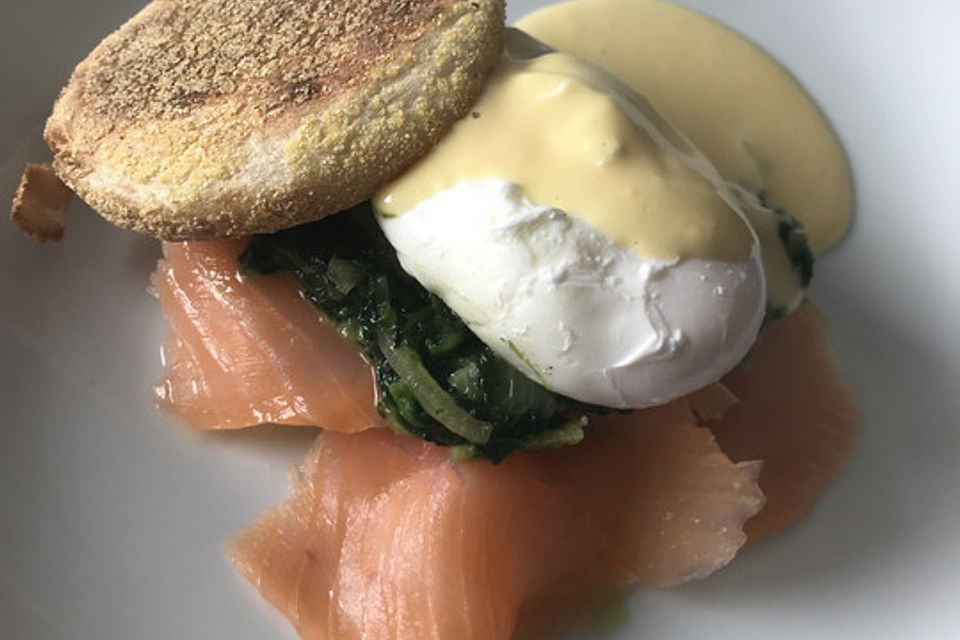 Eggs Benedict mit Lachs und Mangold