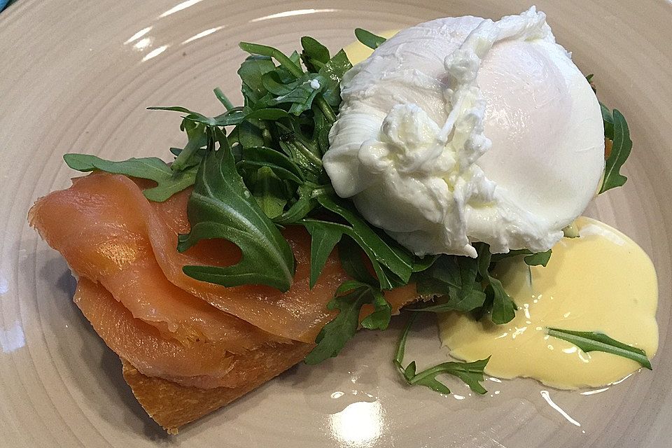 Eggs Benedict mit Lachs und Mangold