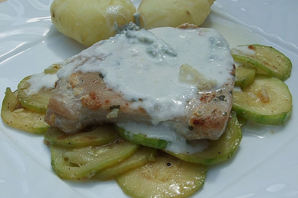 Fischfilets mit Käsesauce auf Zucchini