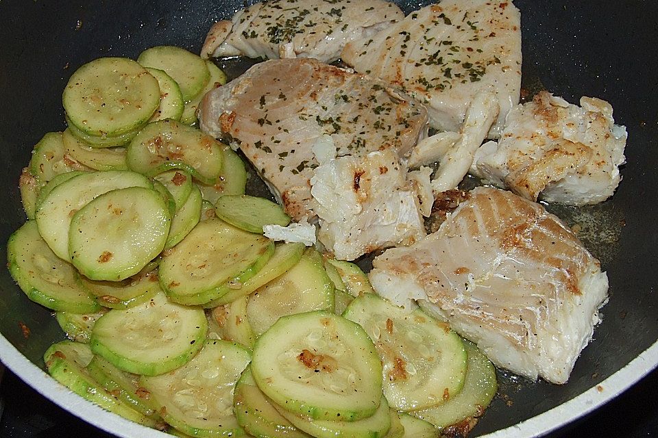 Fischfilets mit Käsesauce auf Zucchini