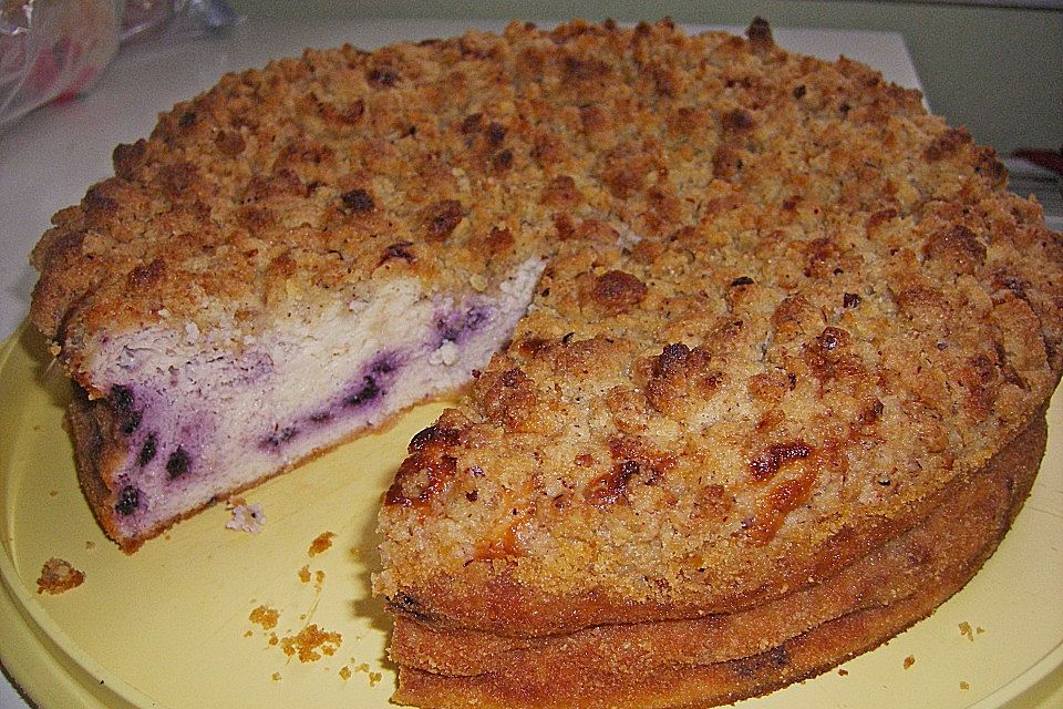 Quarktorte mit Heidelbeeren und Nussstreusel