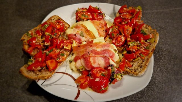 Gefüllter Mozzarella aus dem Ofen von kleine Hexe