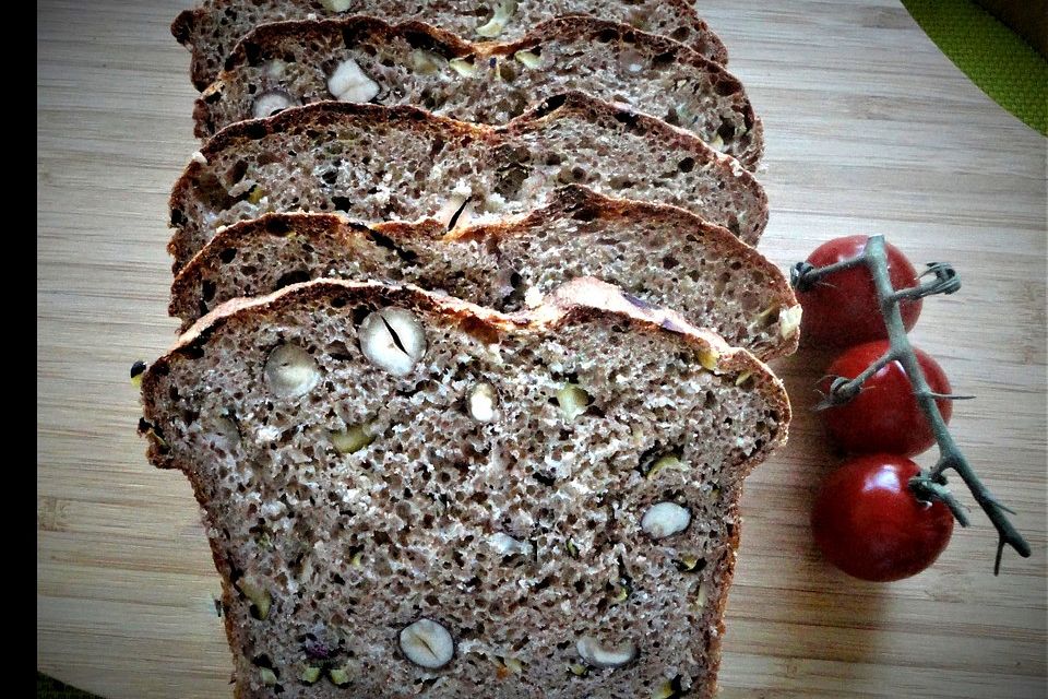 Zucchini - Haselnuss - Vollkornbrot