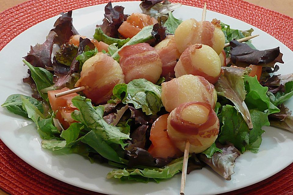 Knödelspieße auf Gartensalat