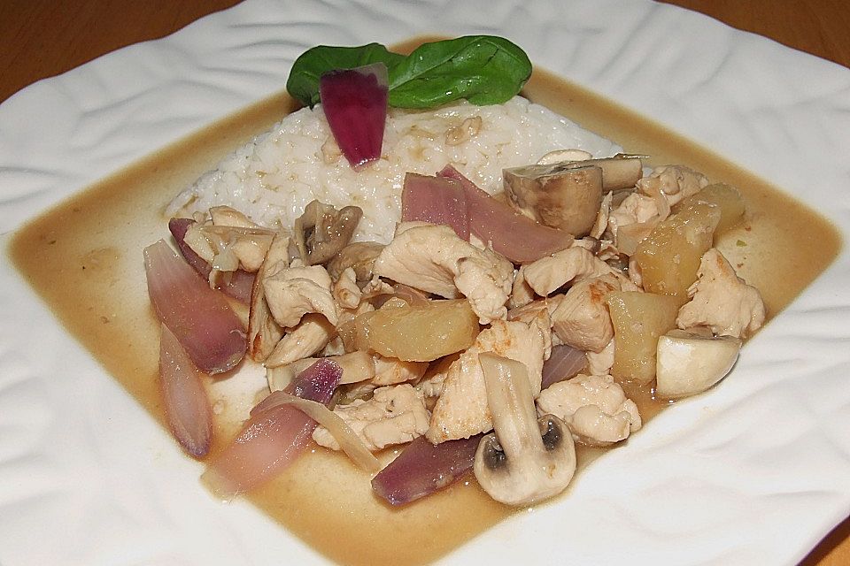 Hühnchen mit Ananas, Peperoni, Champignons und Zwiebeln