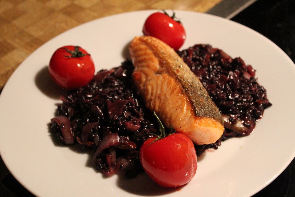 Schwarzes Venere Risotto mit Frühlingslauch, getrockneten Tomaten und karamellisierten Jakobsmuscheln