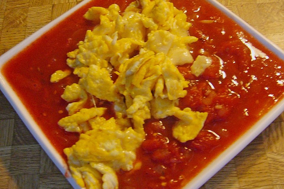 Rührei mit Käse auf Tomatensauce