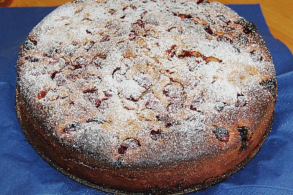 Festlicher Schoko - Nuss - Kuchen mit Kirschen