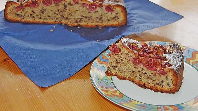 festlicher schoko nuss kuchen mit kirschen