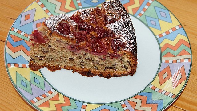 festlicher schoko nuss kuchen mit kirschen