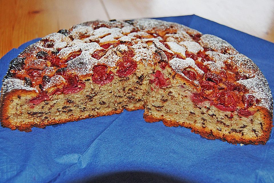 Festlicher Schoko - Nuss - Kuchen mit Kirschen