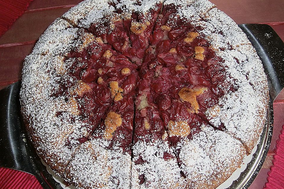 Festlicher Schoko - Nuss - Kuchen mit Kirschen