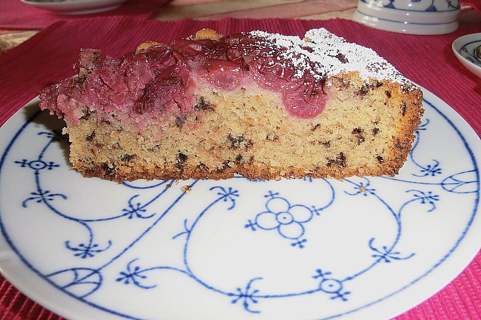 Festlicher Schoko - Nuss - Kuchen mit Kirschen