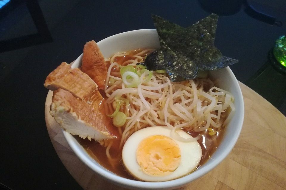 Japanische Nudelsuppe mit Hühnerbrühe und Schweinefilet-Ramen