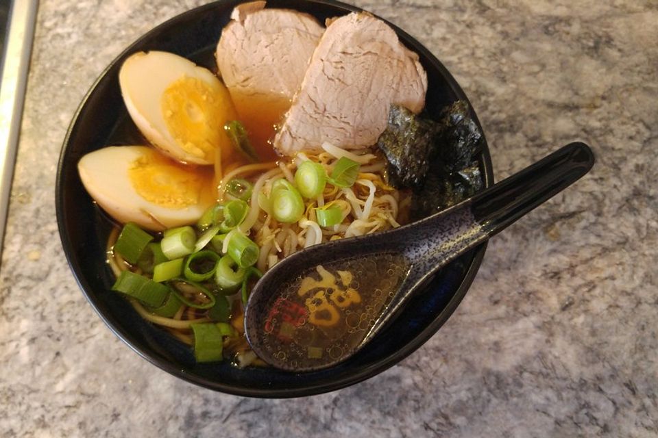 Japanische Nudelsuppe mit Hühnerbrühe und Schweinefilet-Ramen