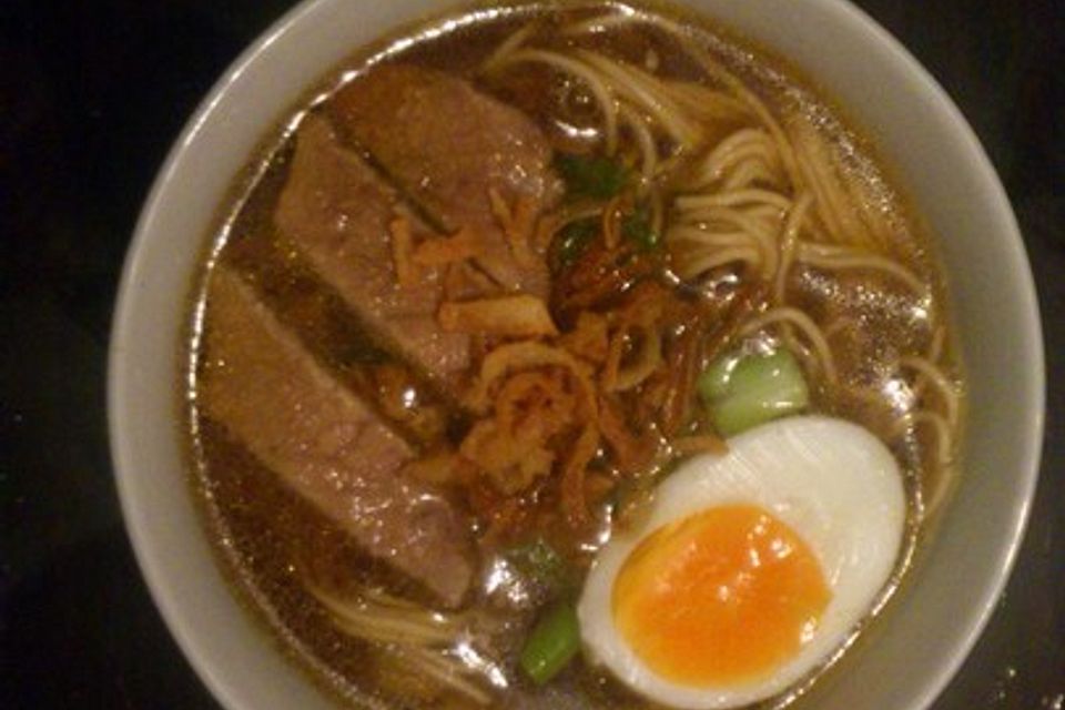 Japanische Nudelsuppe mit Hühnerbrühe und Schweinefilet-Ramen