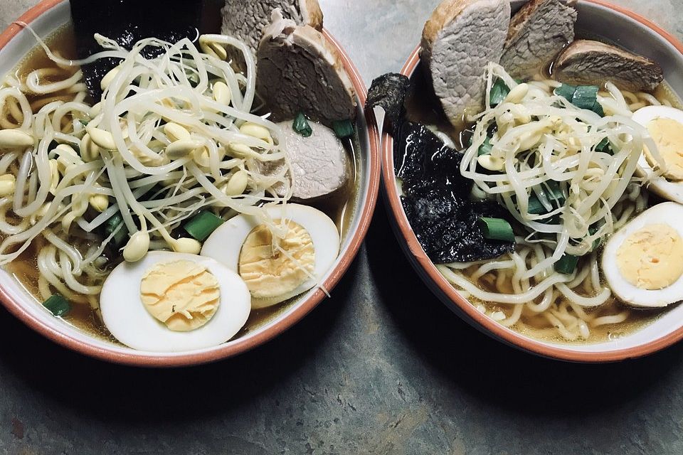 Japanische Nudelsuppe mit Hühnerbrühe und Schweinefilet-Ramen