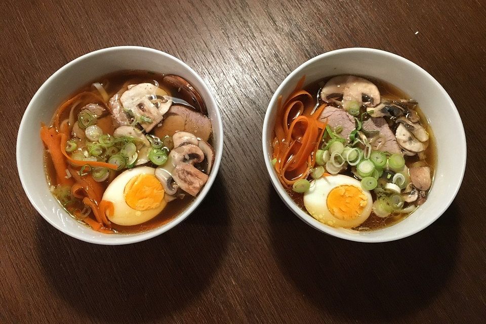 Japanische Nudelsuppe mit Hühnerbrühe und Schweinefilet-Ramen