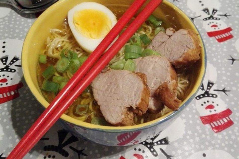 Japanische Nudelsuppe mit Hühnerbrühe und Schweinefilet-Ramen