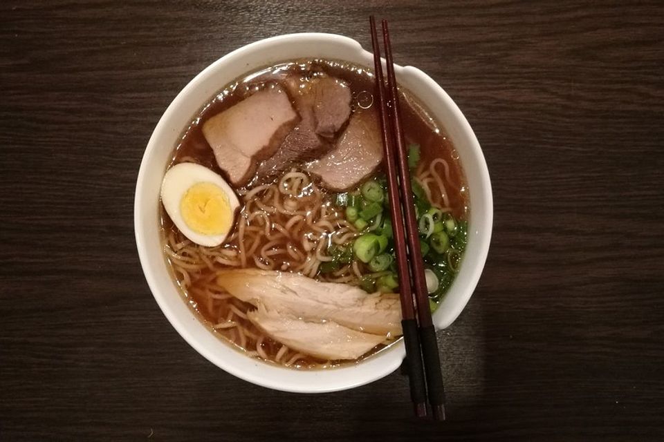 Japanische Nudelsuppe mit Hühnerbrühe und Schweinefilet-Ramen