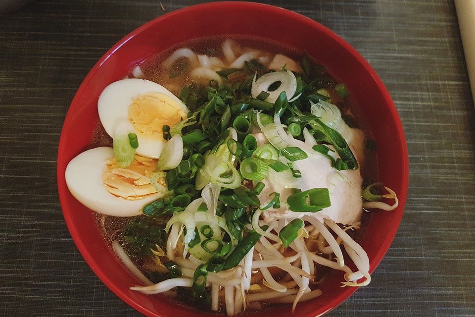 Japanische Nudelsuppe mit Hühnerbrühe und Schweinefilet-Ramen