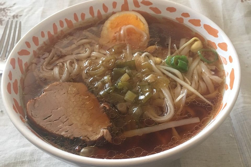 Japanische Nudelsuppe mit Hühnerbrühe und Schweinefilet-Ramen