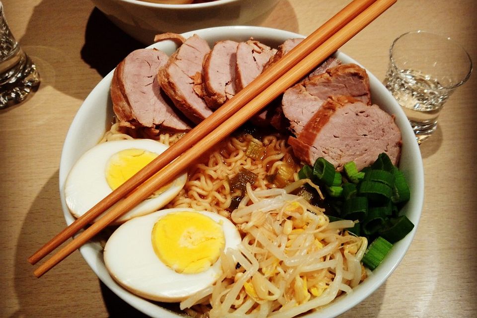 Japanische Nudelsuppe mit Hühnerbrühe und Schweinefilet-Ramen