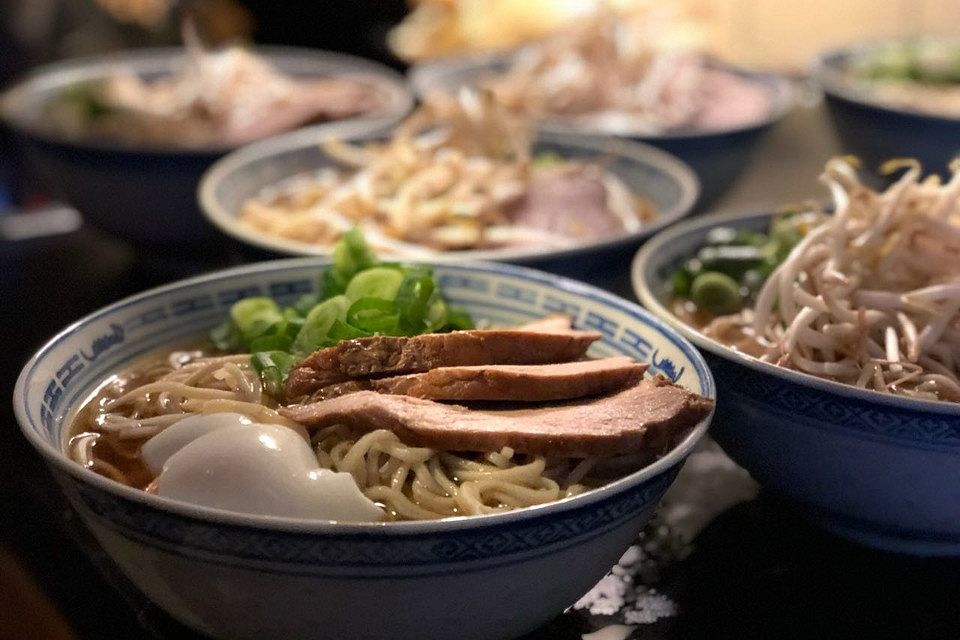 Japanische Nudelsuppe mit Hühnerbrühe und Schweinefilet-Ramen