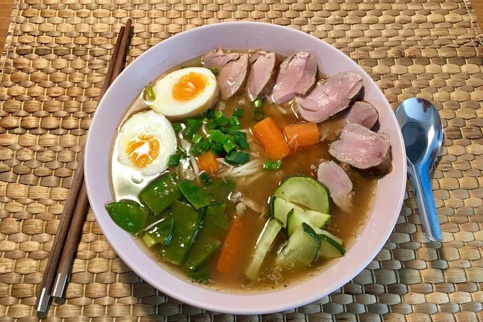 Japanische Nudelsuppe mit Hühnerbrühe und Schweinefilet-Ramen