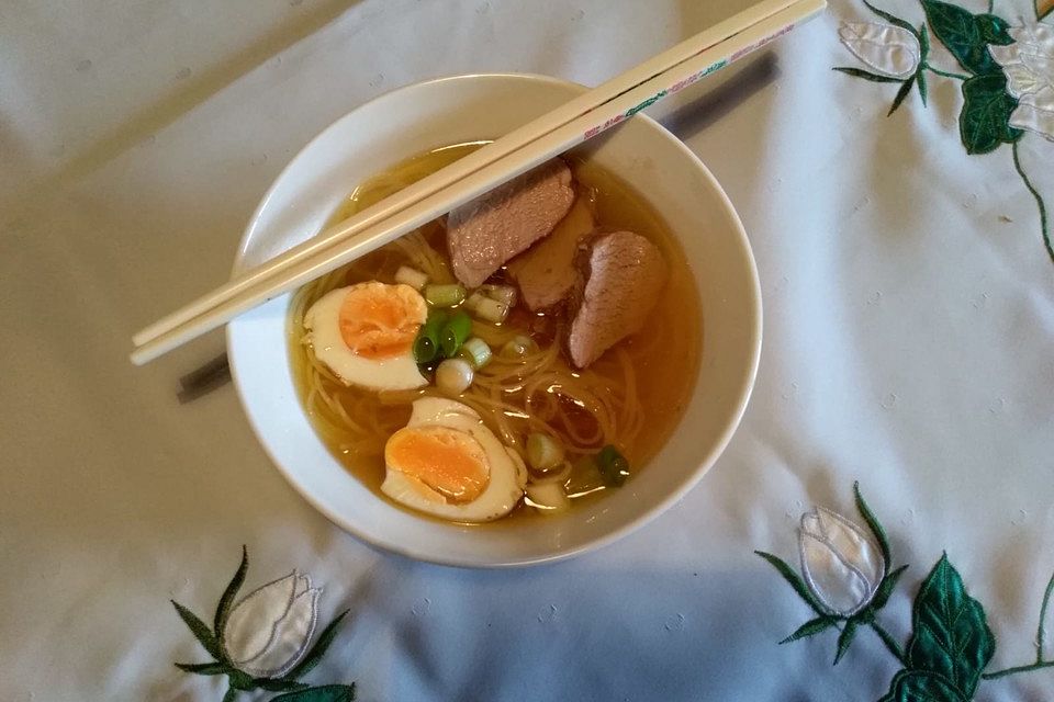 Japanische Nudelsuppe mit Hühnerbrühe und Schweinefilet-Ramen