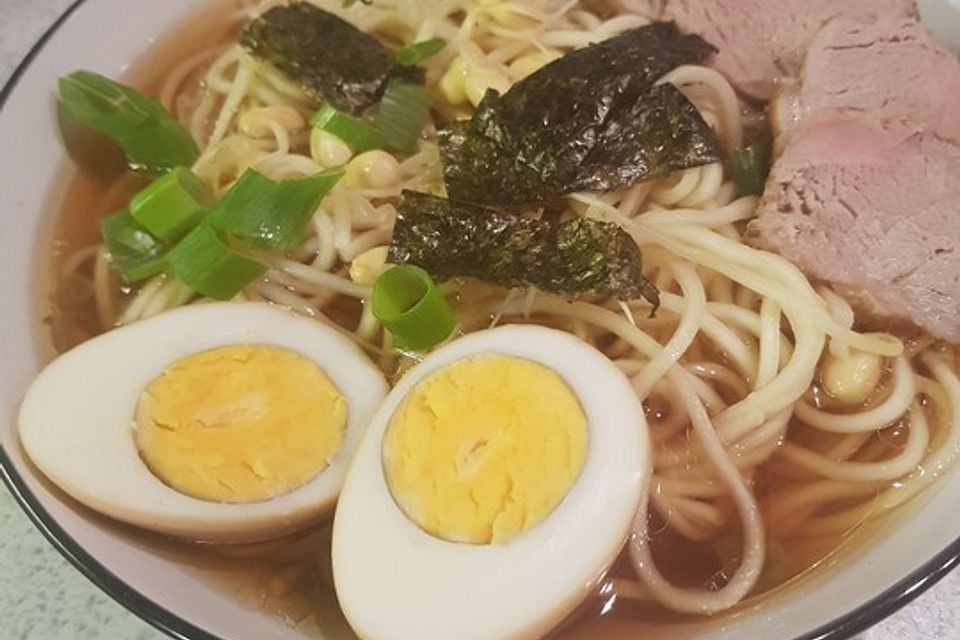 Japanische Nudelsuppe mit Hühnerbrühe und Schweinefilet-Ramen