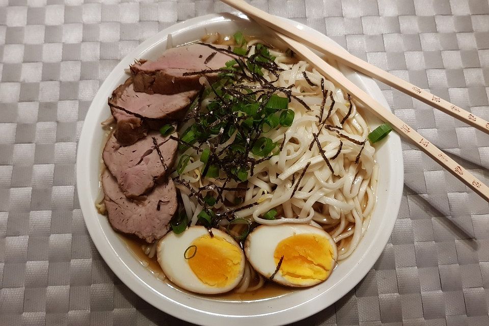 Japanische Nudelsuppe mit Hühnerbrühe und Schweinefilet-Ramen