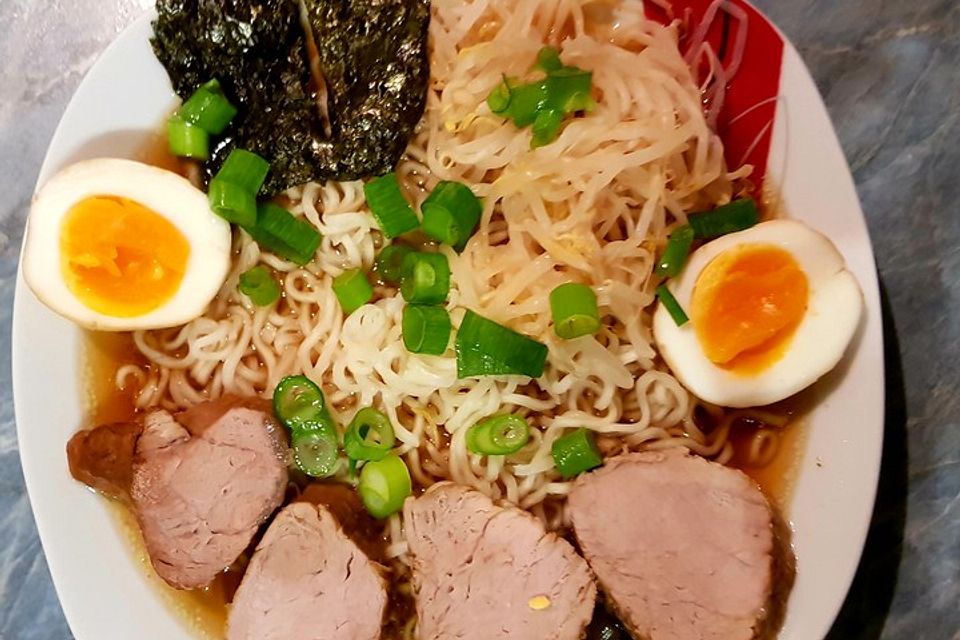 Japanische Nudelsuppe mit Hühnerbrühe und Schweinefilet-Ramen