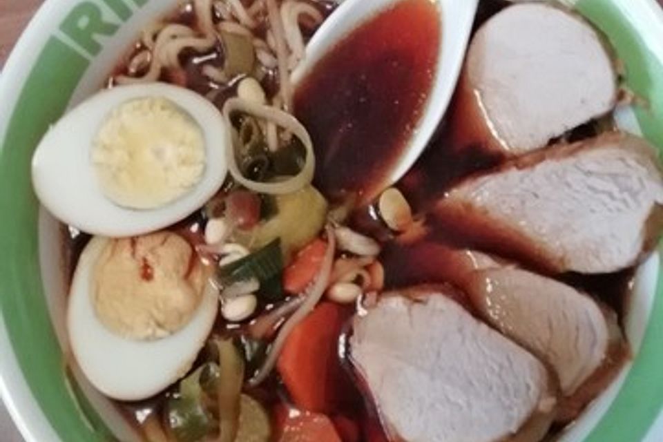 Japanische Nudelsuppe mit Hühnerbrühe und Schweinefilet-Ramen