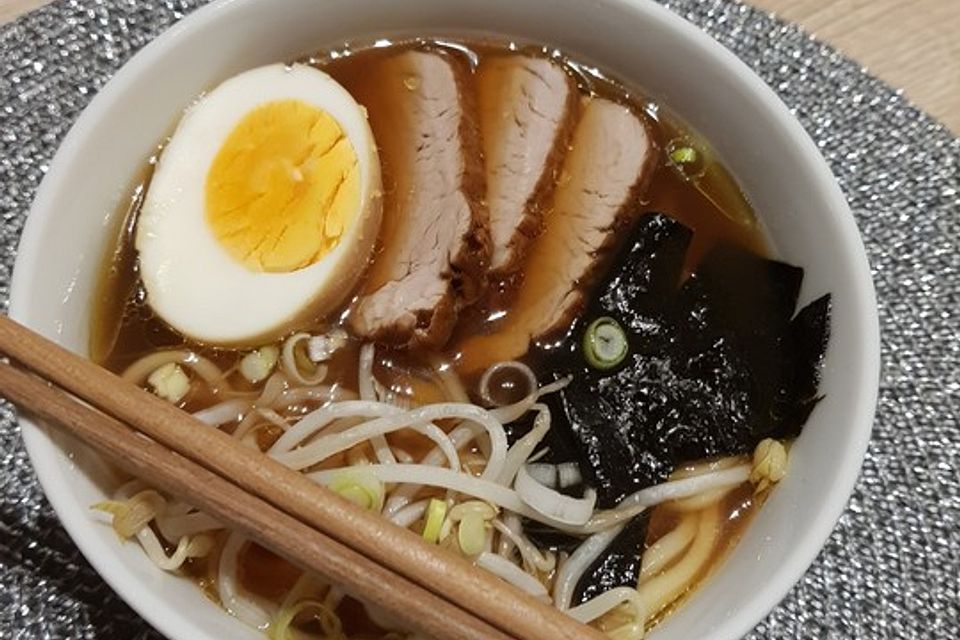 Japanische Nudelsuppe mit Hühnerbrühe und Schweinefilet-Ramen