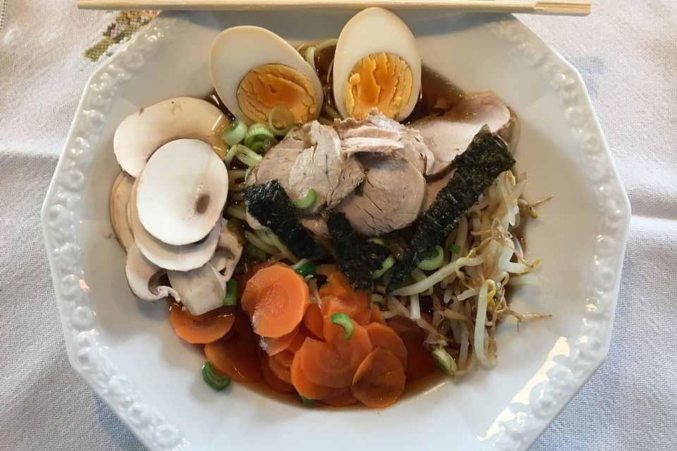 Japanische Nudelsuppe mit Hühnerbrühe und Schweinefilet-Ramen