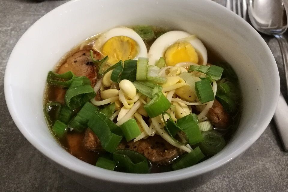 Japanische Nudelsuppe mit Hühnerbrühe und Schweinefilet-Ramen